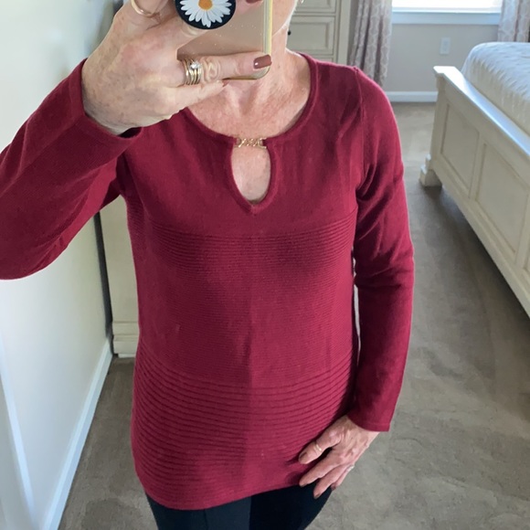 Dana Buchman ruby red/rust red tunic sweater with keyhole neckline - Picture 5 of 12